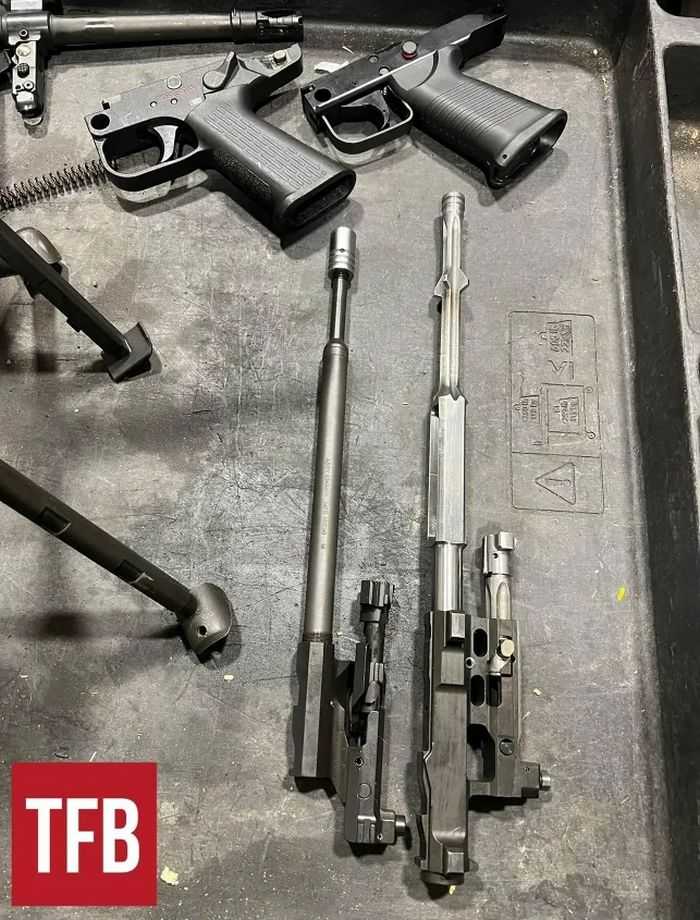 Збірка групи затворної рампи FN поруч із рамою HK