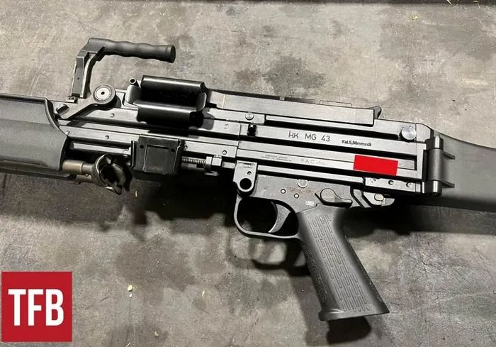 Маркування MG43, зверніть увагу на викид гільз вниз на MG43