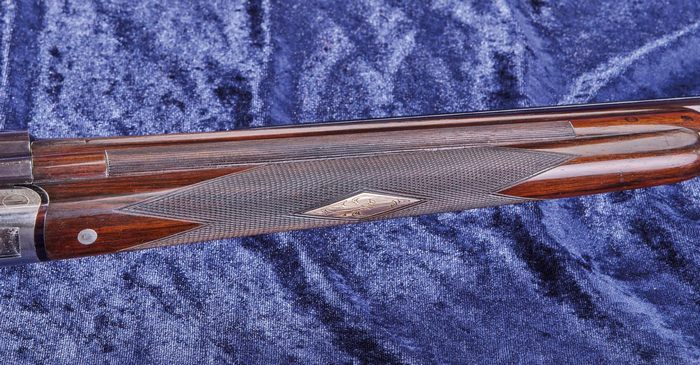 Типовими для Cosmi є горизонтально прорізані поздовжні канавки на цівці та зубчаста насічка, тут з ромбоподібною золотою інкрустацією. 