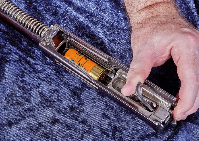  Затвор можна відкрити та перемістити назад за допомогою важеля у формі ложки. Потім патрон можна вставити вручну у вільний простір та доправити, просунувши затвор вперед. 