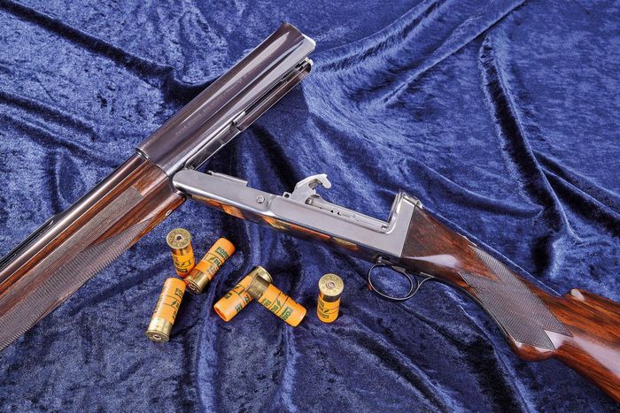  Щоб зарядити та звести курок Cosmi, відкрийте його, як двоствольну рушницю. Коли курок знаходиться у вертикальному положенні, він зведений. Щоб звести курок, натисніть на нього назад, доки він не зачепиться із шепталом. 