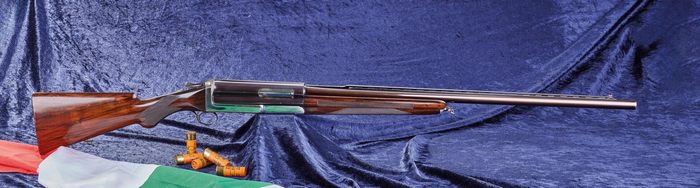 Рушниця Cosmi має довжину 1250 мм та довжину ствола 700 мм. Вона важить 3550 г та вміщує 7+1 патронів калібру 12/70. 