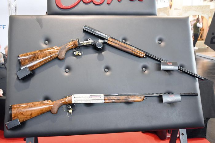  Представлена ​​рушниця датується 1950-ми роками, але цю фотографію було зроблено на виставці IWA 2024: на ній видно, що Cosmi продовжує виробляти розкішні самозарядні рушниці відповідно до унікального функціонального дизайну компанії. 