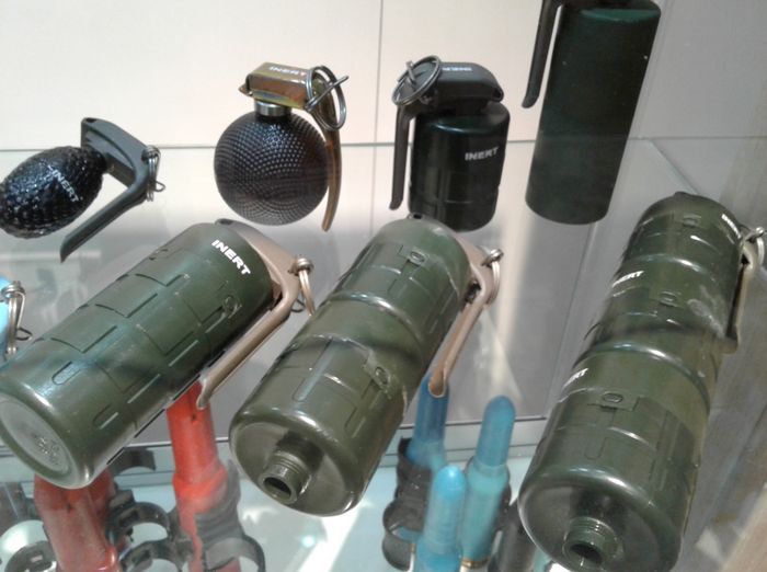 Граната HGO 115-3,5 (ліворуч) та SOHG (праворуч). Джерело: tacticalinferno.com