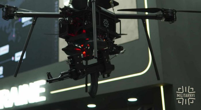 Дрон Drone Squad Fury компанії OM Defense Systems на виставці Eurosatory. Червень 2026. Фото: Мілітарний