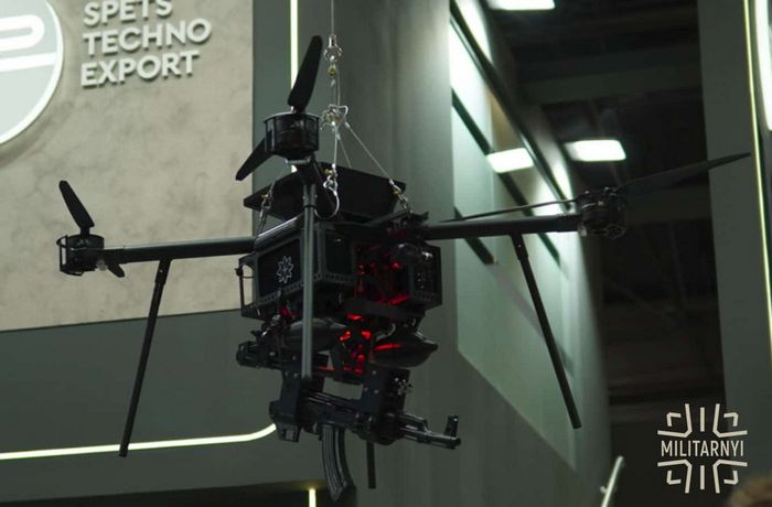 Дрон Drone Squad Fury компанії OM Defense Systems на виставці Eurosatory. Червень 2026. Фото: Мілітарний