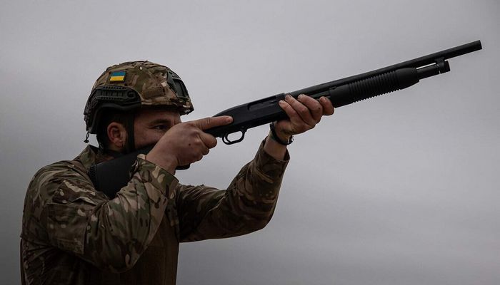 Тренування з помповою рушницею Maverick M88 у військовослужбовця. Фото Сухопутні війська ЗСУ