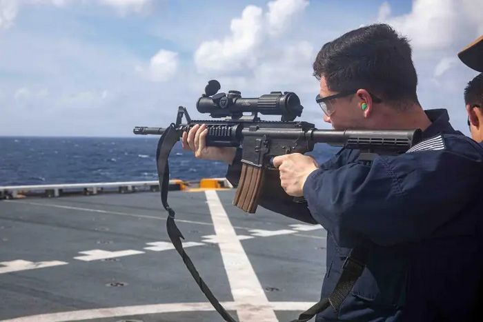 Навчальні стрільби на польотній палубі десантного корабля USS Fort Lauderdale