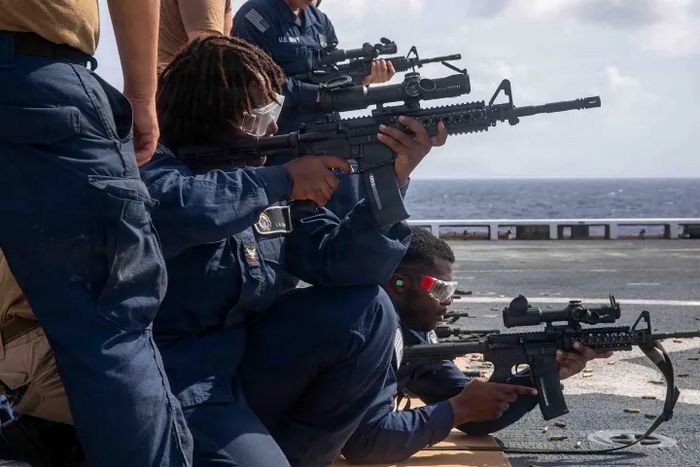 Навчальні стрільби на польотній палубі десантного корабля USS Fort Lauderdale