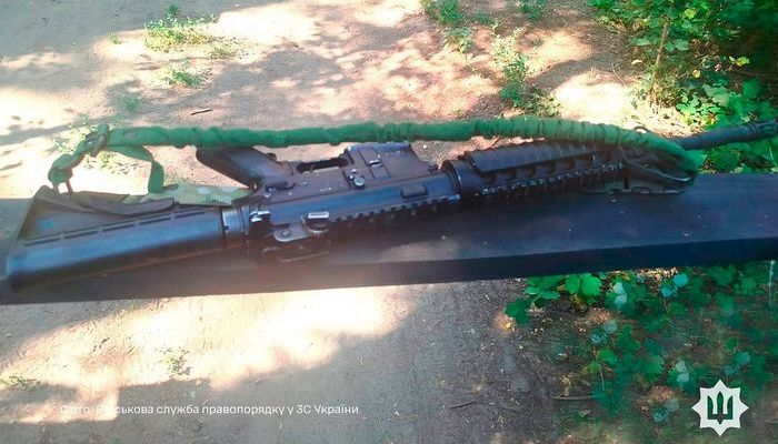 Зброя, яку ймовірно могли використати під час вбивства братів на Київщині / Фото: Військова служба правопорядку у Збройних Силах України﻿ / Facebook 