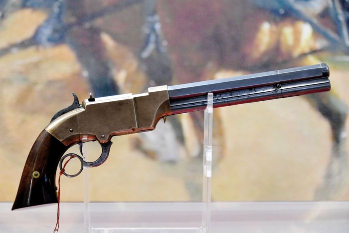 З технічної точки зору репліка Uberti створена на основі пістолета Volcanic Lever Action No. 2 — а саме на основі цього оригінального екземпляра, який ви бачите тут.