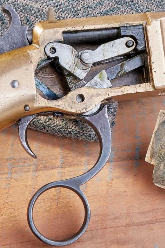 Погляд всередину оригінального пістолета Volcanic, який послужив компанії Uberti за основу для створення прототипу. Тут система колінчастих з’єднань, пов’язана з кільцеподібним важелем, переміщує затвор вперед і назад.