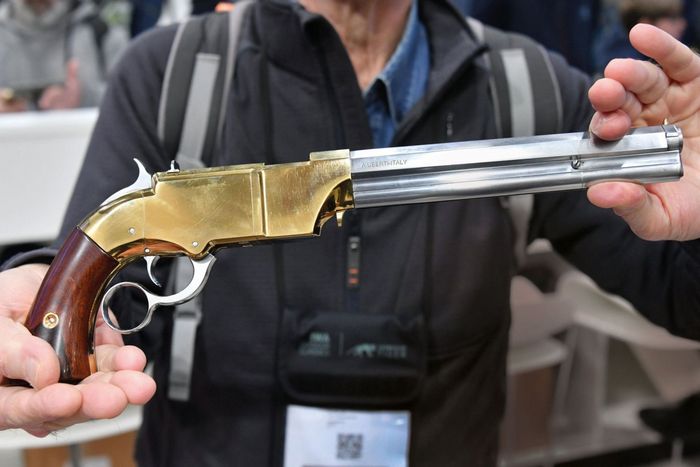 Модель Uberti-Volcanic має латунний корпус та непокритий латунню блок «ствол-магазин»; довжина ствола становить 8 дюймів. Якщо все піде за планом, репліка від Uberti має зайти у серійне виробництво протягом 2027 року. Однак тоді, ймовірно, вона буде калібру .380 Auto та матиме додаткові функції безпеки.