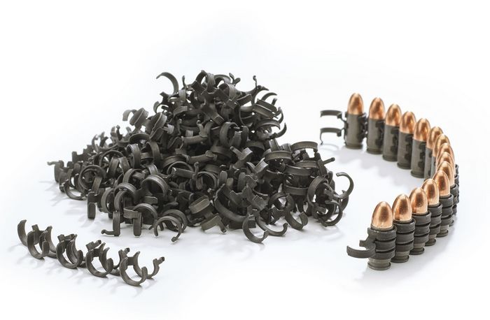 Крім того, компанія Freedom Ordnance розробила спеціальні ланки стрічкової подачі, які забезпечують надійне закріплення та подачу коротких набоїв калібру 9 мм Luger.