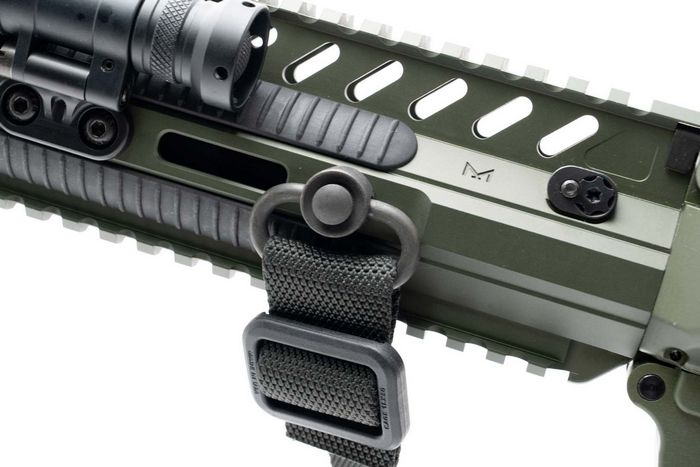 Через інтерфейс M-Lok можна кріпити аксесуари, наприклад, ремінь для перенесення.