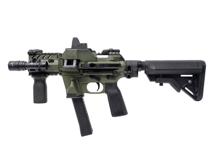 FM-9D може живитися як із патронної стрічки, так і з магазина Glock. На зображенні представлена версія зі стволом довжиною 4 дюйми.