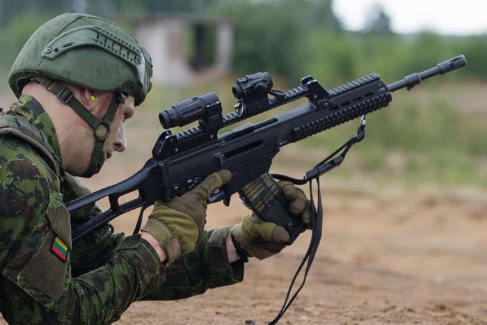 Автомат G36 у литовського військового. 23 серпня 2017 року. Фото: KASP