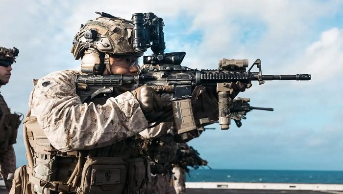 Морський піхотинець стріляє з карабіна M4 на палубі десантного транспортного корабля USS Portland під час тренувань зі стрільби в Індійському океані. 26 липня 2026 року. Фото: Luke Rodriguez