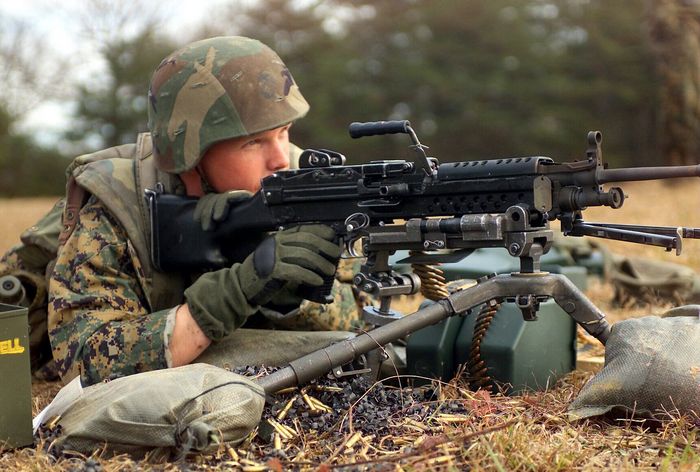  Морський піхотинець США стріляє з M249. Листопад 2003 року. CASEY N. THURSTON