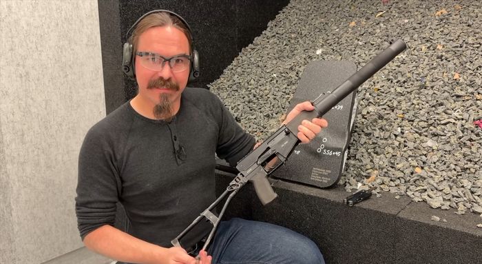 Американський дослідник стрілецької зброї та ведучий Forgotten Weapons Ієн МакКоллум з автоматом 