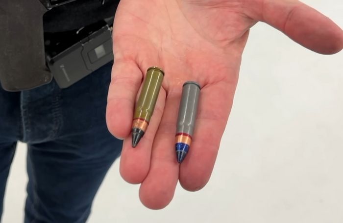  Патрони 9×39 мм – СП-6 / 7Н12 (чорний) та СПП (синій). Кадр з відео Forgotten Weapons