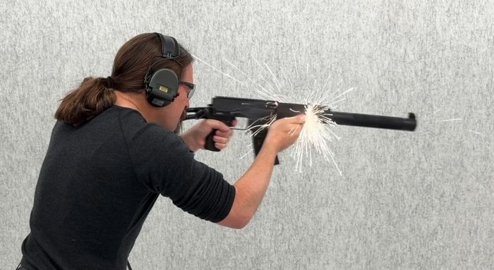Американський дослідник стрілецької зброї та ведучий Forgotten Weapons Ієн МакКоллум з автоматом 
