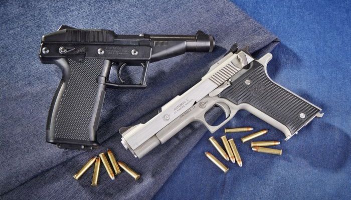 Два пістолети калібру .22 Winchester Magnum.