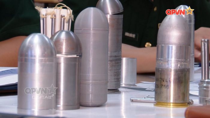 40-мм гранати з конструкцією, схожою для використання сіток для перехоплення дронів. Кадр з відео QPVN