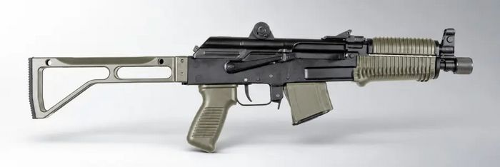 Вигляд SAM7K-28 з правого боку. Приклад з обробленого алюмінію кріпиться до гвинтівки за допомогою кріплення типу «Пікатінні».