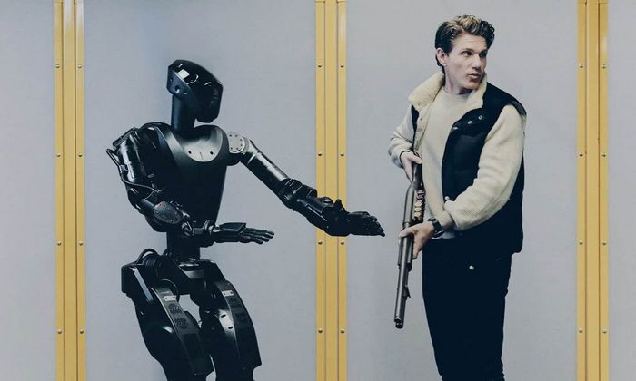 Робот Phantom MK-1 та Майк Леблан під час випробування зброї з роботом. Джерело: компанія Foundation 