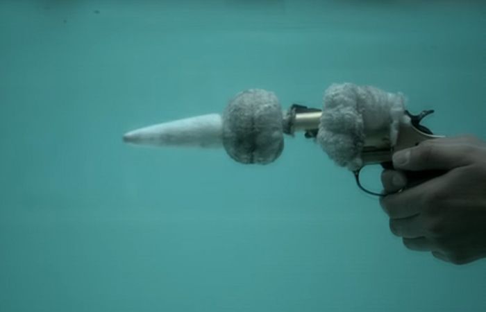 У воді куля майже відразу втрачала швидкість