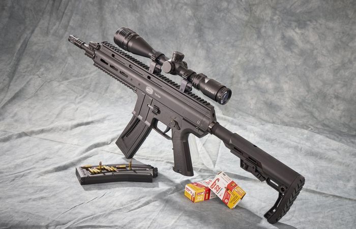 Телескопічна рукоятка в стилі AR та ствол довжиною 30 см є характерними рисами моделі M15 TacOps від компанії Mauser. Ця версія напівавтоматичної зброї не має дозволу Федерального відомства з боротьби зі злочинністю (BKA) на використання в спортивній стрільбі.