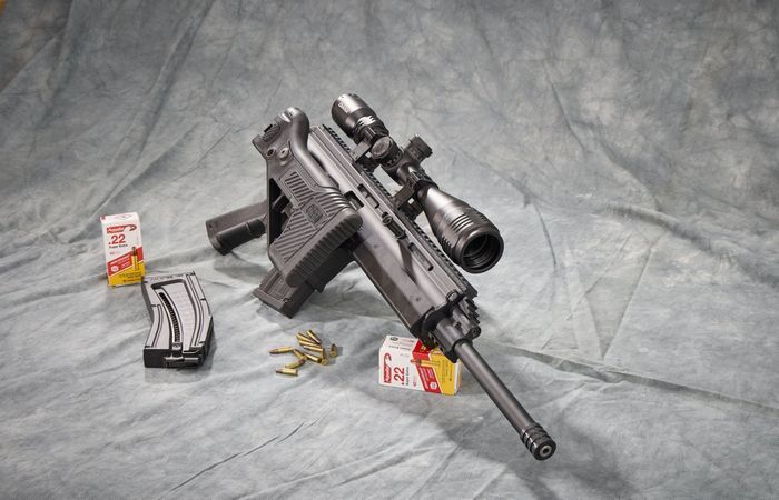 Задню частину приклада M15 Sport можна відкинути вбік. Ця модифікація самозарядної гвинтівки «Маузер» дозволена для спортивної стрільби в Німеччині завдяки рішенню Федерального бюро кримінальних розслідувань (BKA).