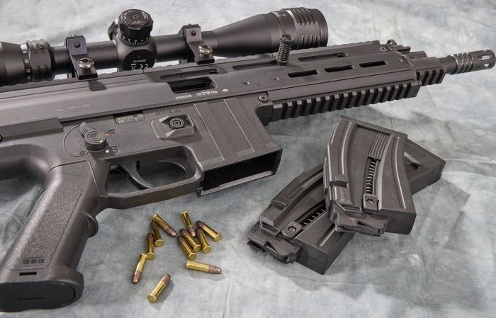 GSG виготовляє магазини та рукоятку Mauser M15 з полімерного матеріалу, тоді як корпус системи — з легкого металу. Важіль зведення можна переставляти.