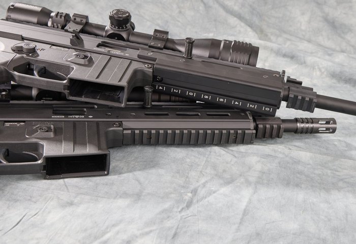 Спортивна модель Mauser M15 (вгорі) має закриту цівку з призматичною рейкою знизу (раніше її називали рейкою UIT, оскільки олімпійські стрільці використовують подібні рейки для своїх стрілецьких ременів). Цівка TacOps поєднує в собі рейки M-Lok і Picatinny.
