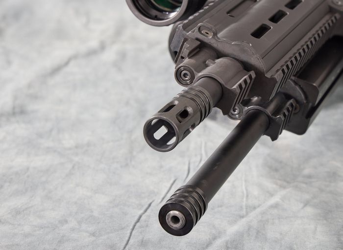 У моделі M15 Sport немає знімного гасителя полум’я, як у Mauser M15 TacOps (вгорі).