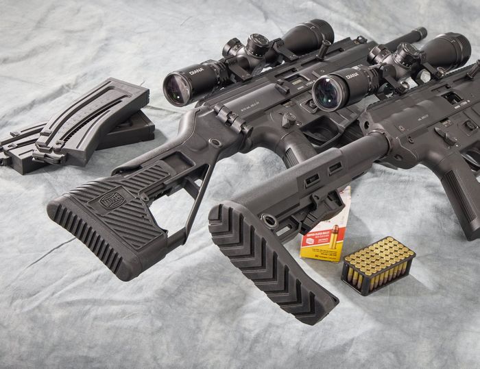 У спортивному телескопічному прикладі Mauser M15 довжину висуву можна індивідуально регулювати відповідно до потреб стрільця в діапазоні 30 мм (вгорі). Довжина висуву телескопічного приклада TacOps дозволяє змінювати довжину приклада максимум на 90 мм