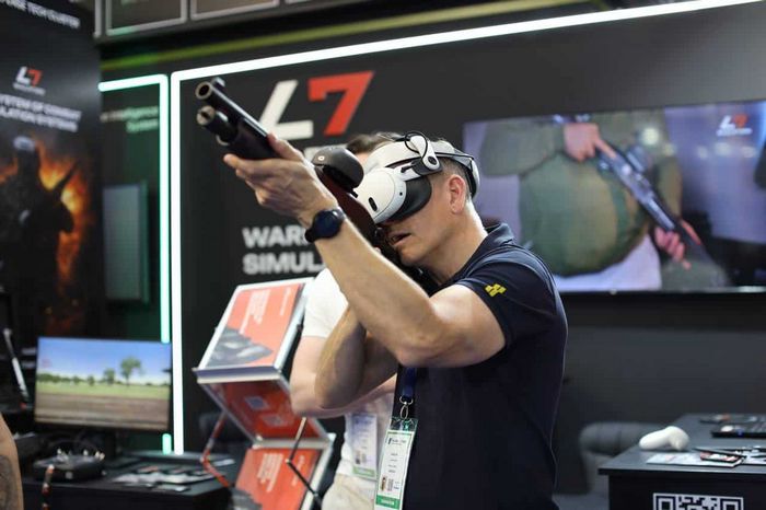 Відвідувачі тестують симулятори від L7 Simulators на Eurosatory-2026. Червень 2026 рік. Фото: L7 Simulators