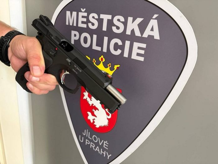 Пневматичний пістолет ASG CZ SP-01 Shadow на тлі емблеми чеської муніципальної поліції (Města Policie)