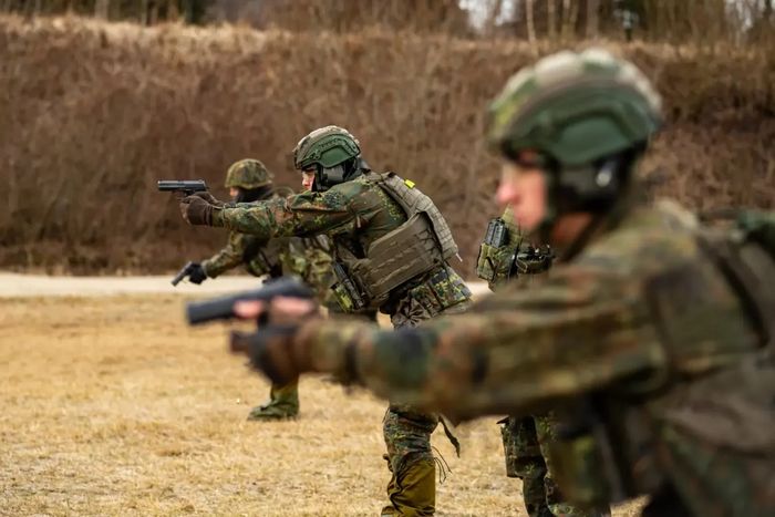  Німецький солдат з пістолетом HK P8. Фото: Heer